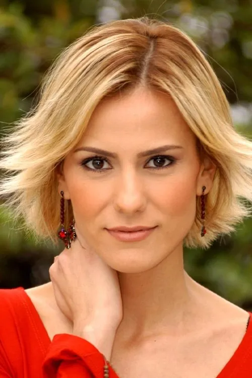 Zeynep Tokuş interpretando a Suna