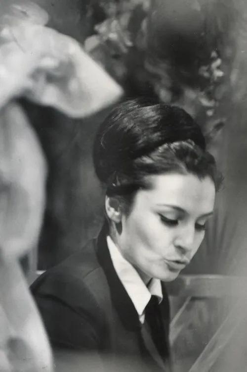 Zhana Stoyanovich interpretando a Yura's Grandmother