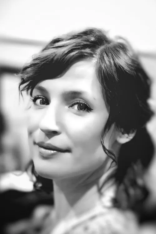 Zillah Glory interpretando a Carly