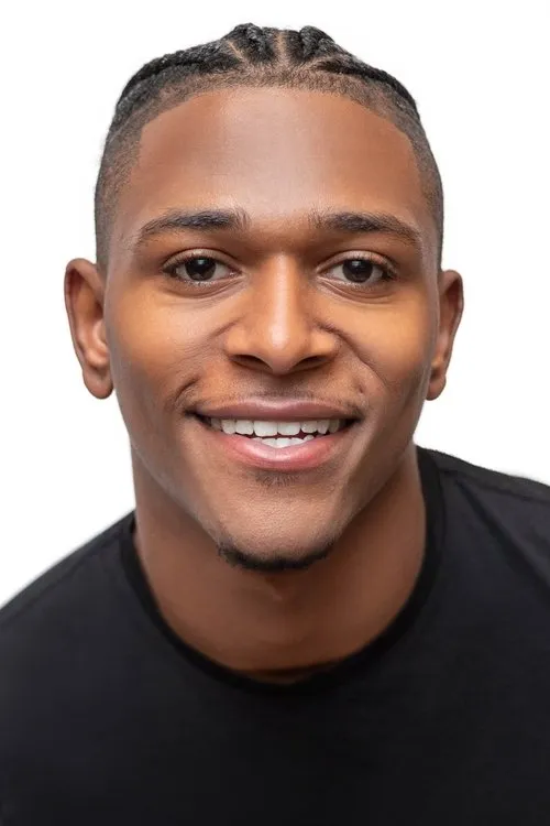 Zion Hasan Mackins interpretando a Skating Rink Spin Worker