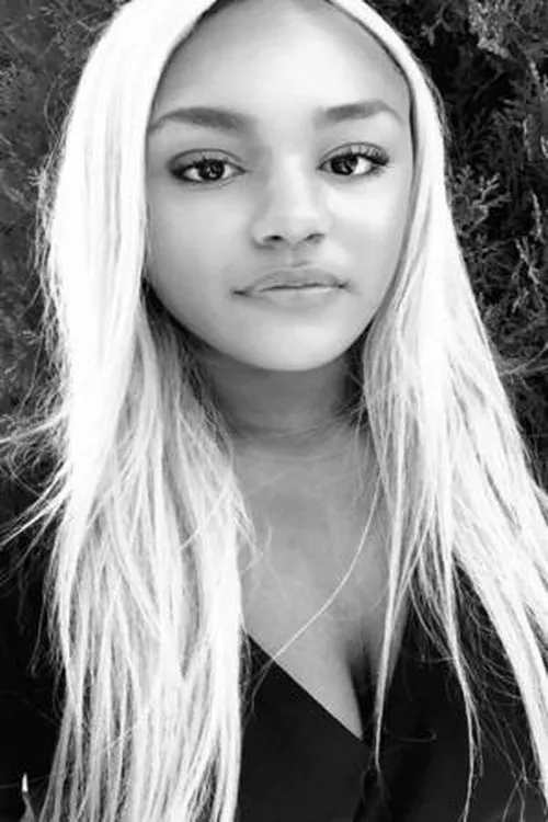 Zoë Fowler interpretando a Kennedy Hawk