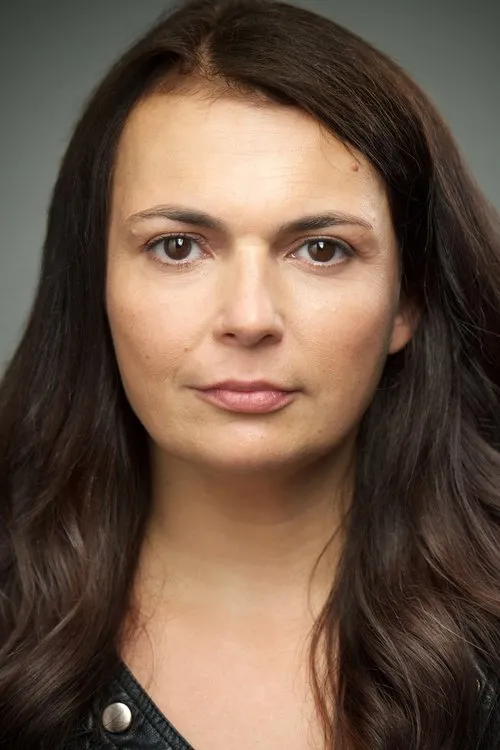 Hilda Fay ha trabajado con Zoe Watkins en 1 ocasiones