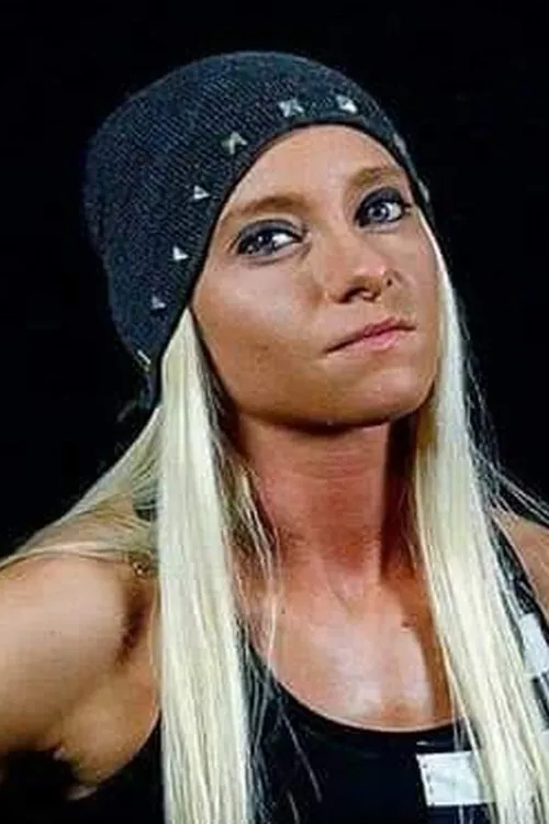 Zoey Skye interpretando a Dust