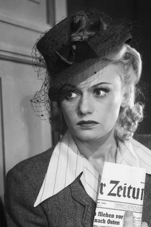 Zofia Jamry interpretando a Society Woman