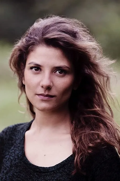 Zora Bishop interpretando a Female Caller