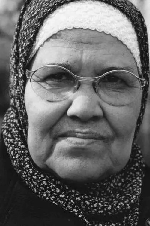 Zorah Benali interpretando a