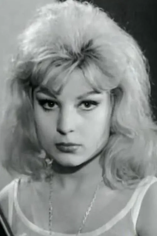 Zuhal Tan interpretando a 