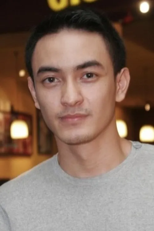 Zumi Zola — personaje: Roy