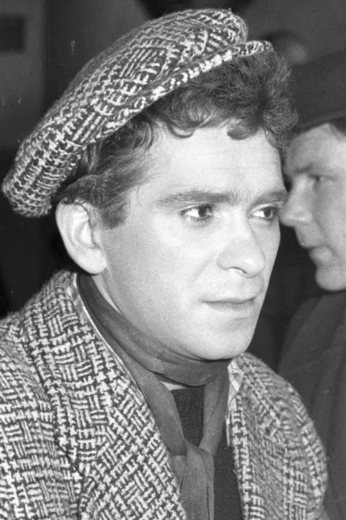 Zygmunt Hobot interpretando a milioner Riczi