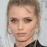 Abbey Lee como Delly West