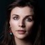 Aisling Bea como Anna