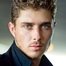 Alex Cubis como Erik