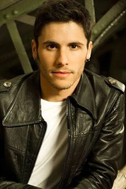 Alex Hernandez como Tommy Constantine