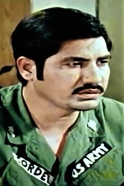 Ali Khan como Tariq 