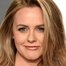Alicia Silverstone como Elizabeth Thomas-Brewer