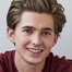 Austin Abrams como Ethan Lewis