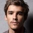 Brenton Thwaites como Dick Grayson / Robin / Nightwing