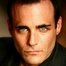 Brian Bloom como Captain America (voice)