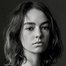 Brigette Lundy-Paine como Casey Gardner