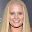 Carly Schroeder como Molly Sey