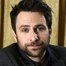 Charlie Day como Charlie Kelly