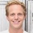 Chris Geere como Klaus Dumont (voice)