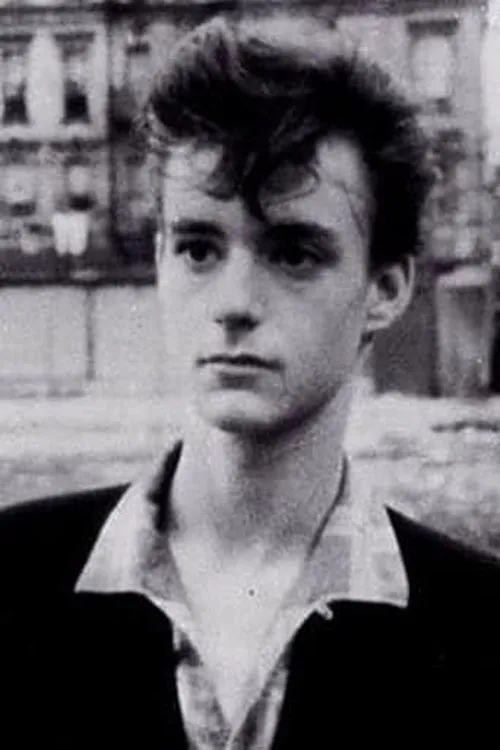 Chris Parker como Derek