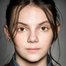 Dafne Keen como Lyra Silvertongue