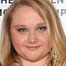 Danielle Macdonald como Helen Chambers