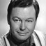 DeForest Kelley como Dr. McCoy