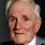 Desmond Llewelyn como Det. Sergeant
