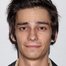 Devon Bostick como Oscar Brunner