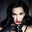 Dita Von Teese como Vivienne