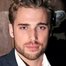 Dustin Milligan como Ted Mullens