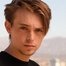 Dylan Riley Snyder como Young Skeev