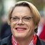 Eddie Izzard como Harry Sutton