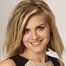 Eliza Coupe como Nora