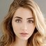 Emily Rudd como Clara