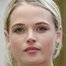 Gabriella Wilde como Caroline Enys