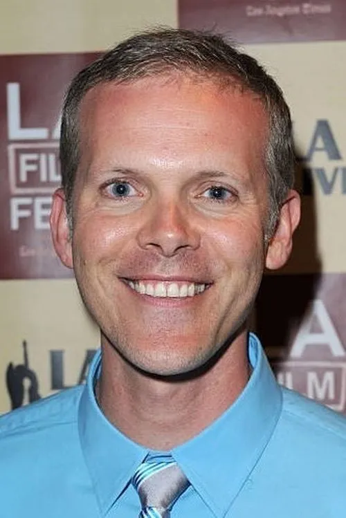 Greg Wise como Philip Hawkin