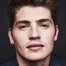 Gregg Sulkin como Grant