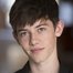 Griffin Gluck como Sam Ecklund