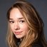 Holly Taylor como Angelina Meyer