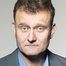 Hugh Dennis como Bank Manager