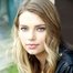 Indiana Evans como Isabel "Bella" Hartley