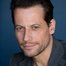 Ioan Gruffudd como Self