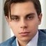 Jake T. Austin como Max Russo