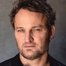 Jason Clarke como Jerry West