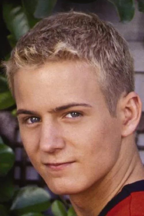 Jeremy Jordan como Lucifer Morningstar (voice)