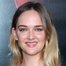 Jess Weixler como Joan